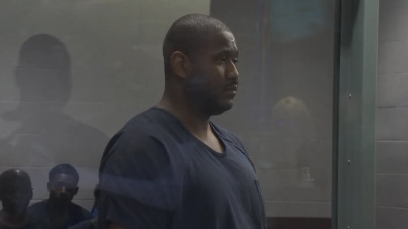 El informe de arresto indica que los incidentes con la estudiante ocurrieron durante el empleo...