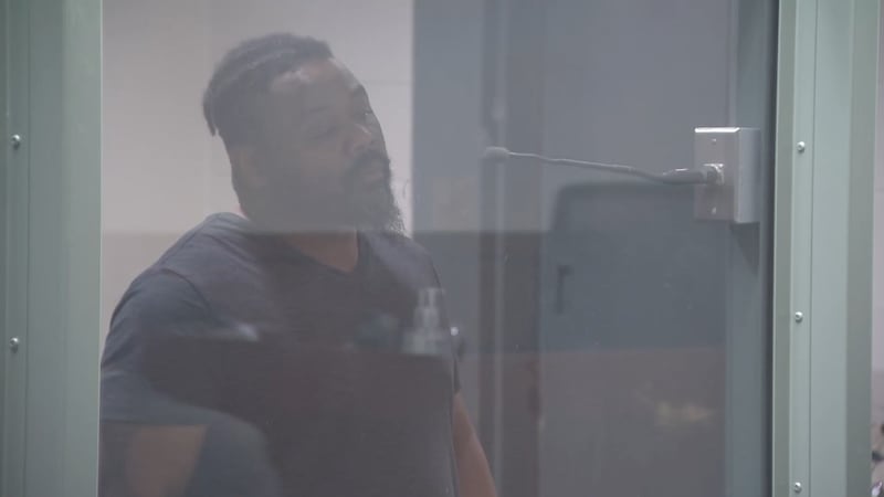 El hombre acusado de estrellar un automóvil contra un negocio local y, posteriormente, atacar...