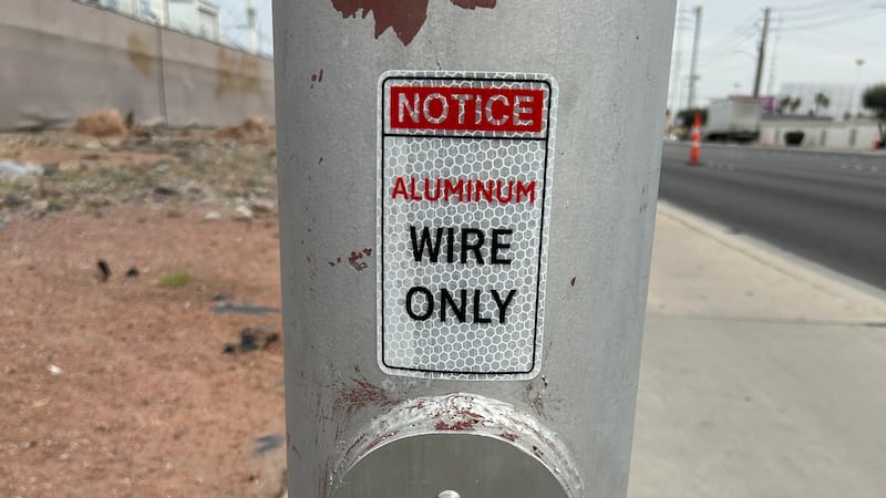 Las pegatinas marcan los postes donde el cable de cobre robado ha sido reemplazado por cable...