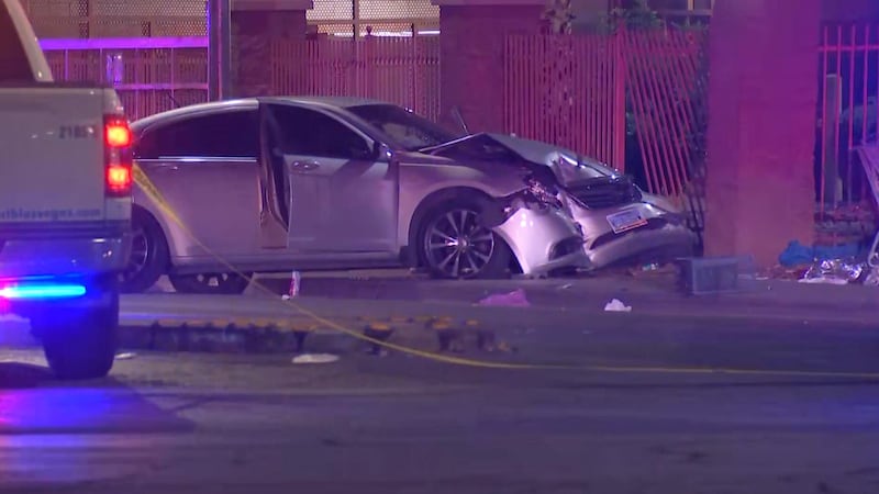 Una gran presencia policial ha respondido a un accidente en North Las Vegas que dejó a una...