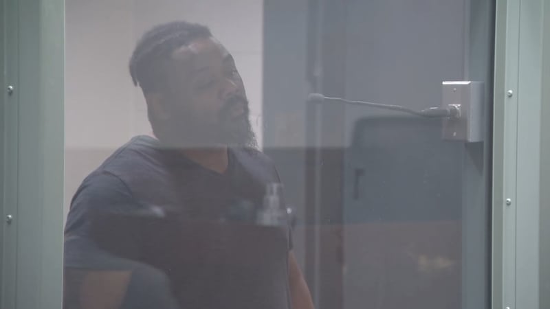 El hombre acusado de estrellar un automóvil contra un negocio local y, posteriormente, atacar...