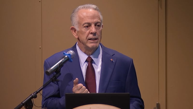 El gobernador se une a líderes educativos en un evento de la Asociación de Escuelas Chárter,...