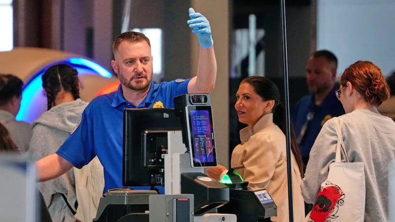 Tras más de 40 días sin cobrar, algunos trabajadores de la TSA están empezando a ver sus...
