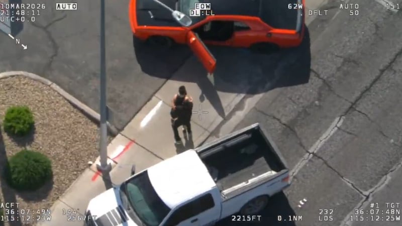 Captado en cámara: Ciudadanos ayudan a la policía de Las Vegas a realizar una detención tras...