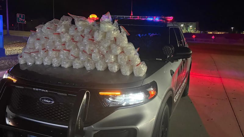 La policía incautó aproximadamente 100 libras de metanfetamina durante una parada de tráfico...