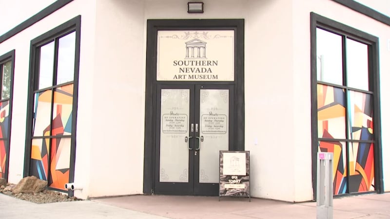 Un grafiti en el exterior del Museo de Arte del Sur de Nevada ha desatado una disputa en el...