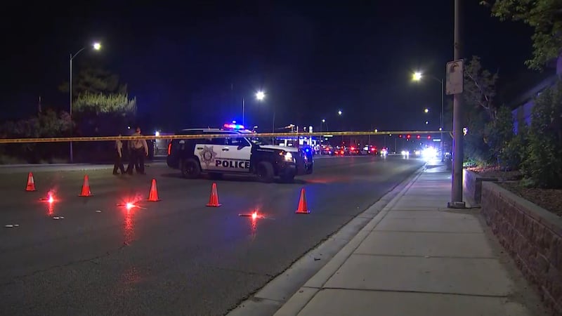 La policía de Las Vegas informa que el sospechoso de una persecución policial y un agente...