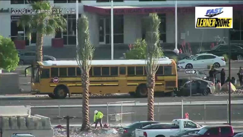 La policía de Las Vegas está investigando un accidente que involucra a un autobús escolar en...