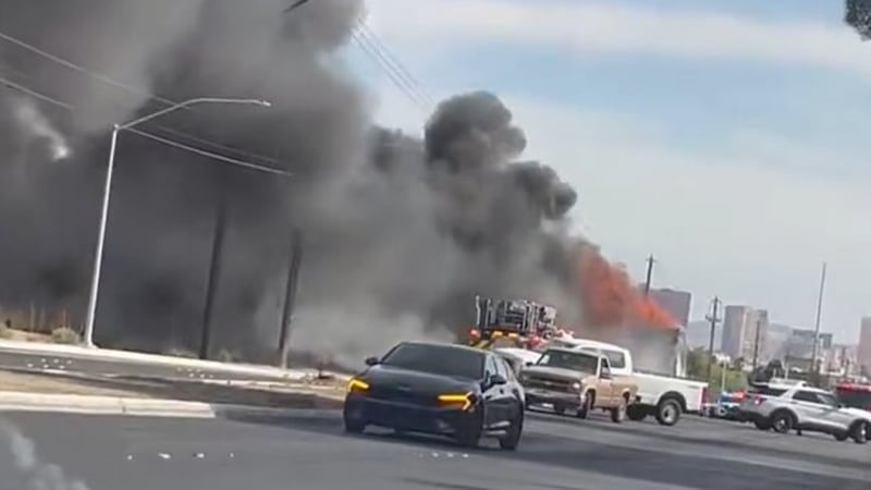 Agentes de policía se encuentran en el lugar de una grave colisión de tráfico que involucra a...