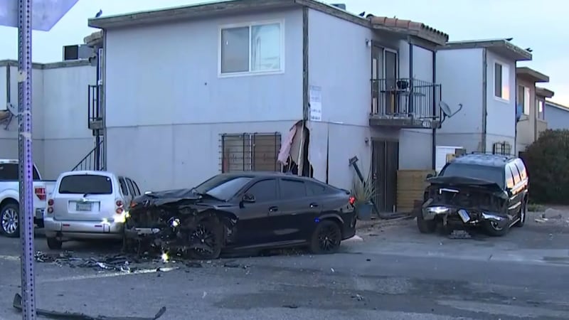 La policía de Las Vegas está investigando un accidente automovilístico en el que un vehículo...