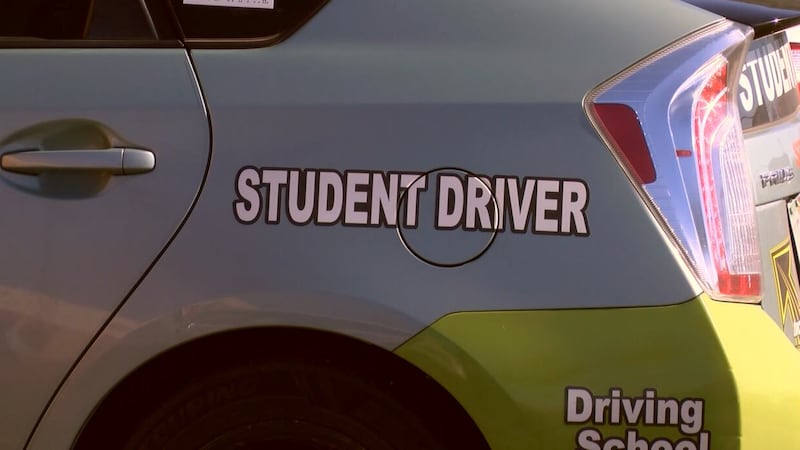 Un curso gratuito de tres días enseña a los conductores jóvenes control de derrapes, frenado...