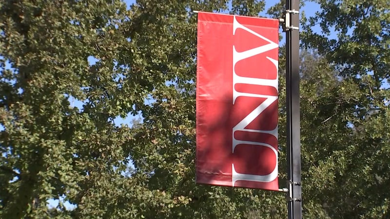 El Departamento de Policía de la Universidad de Nevada, Las Vegas está investigando un reporte...
