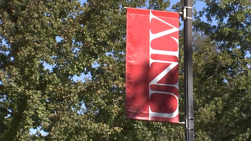 El Departamento de Policía de la Universidad de Nevada, Las Vegas está investigando un reporte...