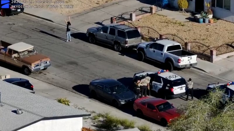 La asistencia ayudó a los agentes a localizar al hombre y ponerlo bajo custodia.