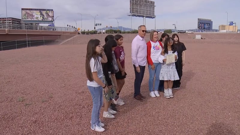 El comisionado del Condado Clark celebró al ganador del concurso anual de arte de la Escuela...