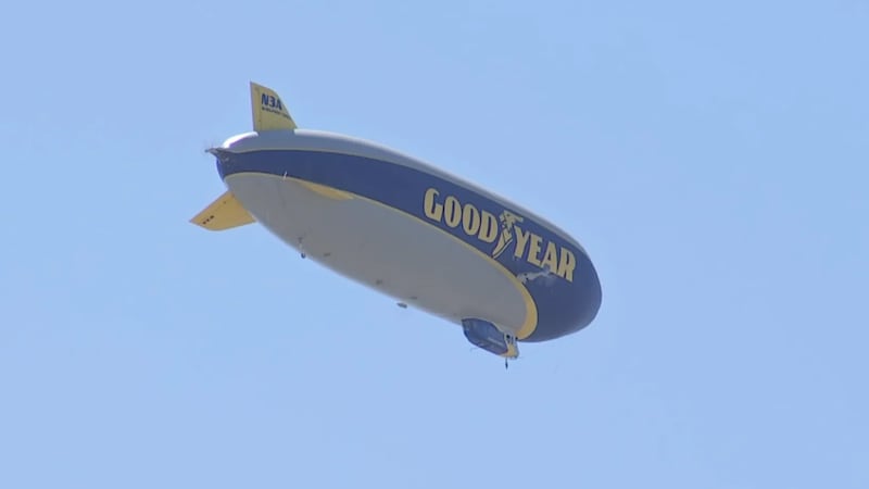 Uno de los dos dirigibles de Goodyear ha sido avistado al otro lado del valle.