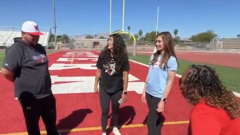 El personal de la escuela secundaria Western salvaron a un niño de 14 años que se desplomó en...