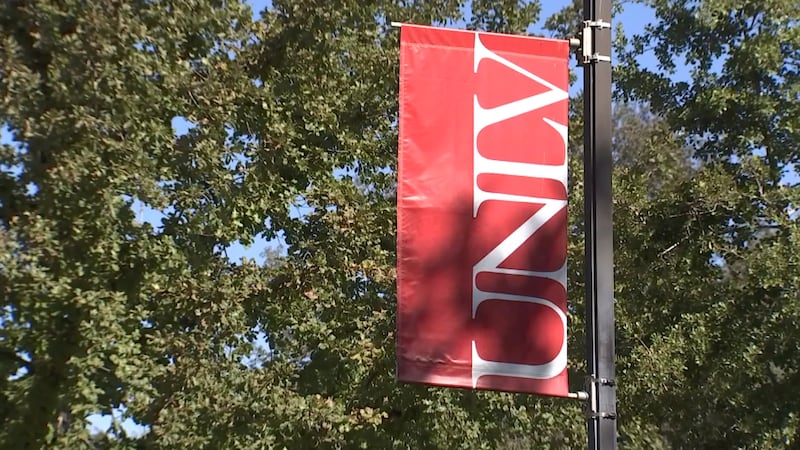 Según la policía, el 14 de abril el sospechoso irrumpió con un cuchillo en el apartamento de...