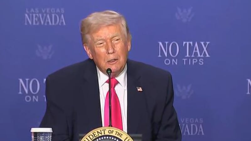 El presidente Trump llegó en avión a Las Vegas el jueves para participar en una sesión sobre...