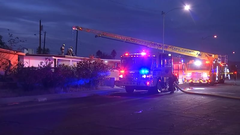 Los bomberos del Condado Clark respondieron a un incendio en una vivienda a primera hora del...