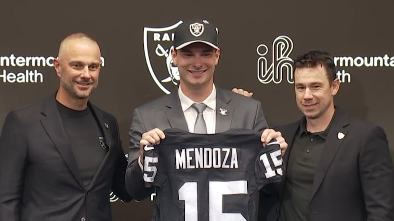 Fernando Mendoza a quien Las Vegas Raiders han seleccionado oficialmente como mariscal de...