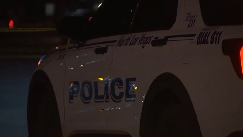 Una joven de 17 años murió y una mujer de 19 resultó gravemente herida cuando un vehículo a...