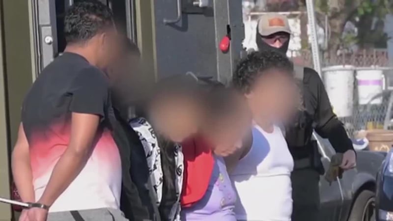 Un masivo despliegue federal en MacArthur Park, en Los Ángeles, terminó con la captura de 18...