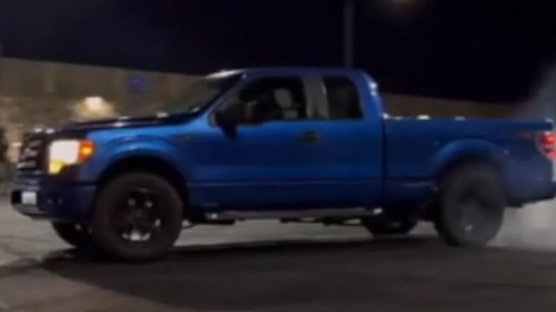 La policía insta al transeúnte que aparece en el video, o a cualquiera que lo reconozca, a...