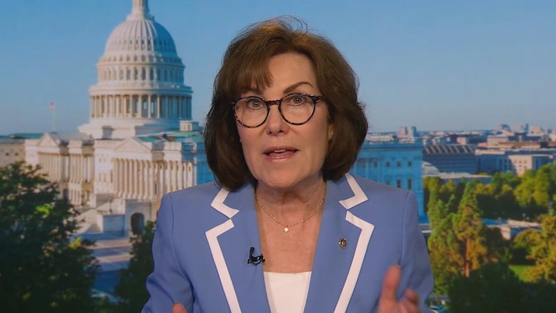 Las Vegas alcanzó los 100 grados por primera vez este año, mientras la senadora Jacky Rosen...
