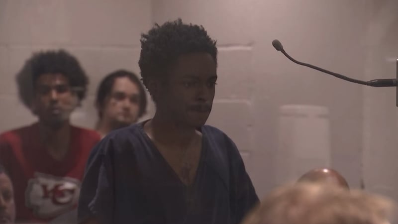 Devion Teague enfrenta cargos de asesinato abierto y robo; el juez ordena la no fianza.