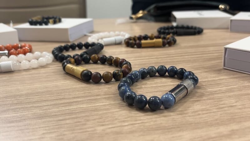 Una sobreviviente de ataque cardíaco diseña joyería para ayudar a pacientes a llevar su...
