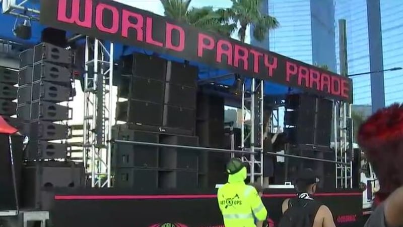 Miles de asistentes habituales al festival y residentes locales se reunieron en el extremo...