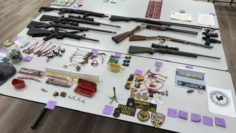 Tres personas fueron arrestadas tras la ejecución de órdenes de registro en Pahrump, en...
