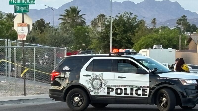 La policía de Las Vegas está investigando después de que un hombre recibiera un disparo en la...