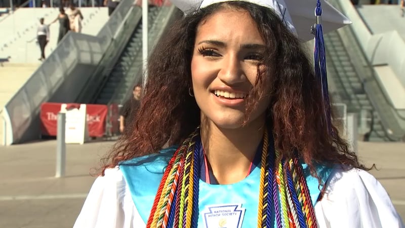 Natalia Ortiz se graduó de la Escuela Secundaria Coronado y se dirige a Egipto por dos meses...