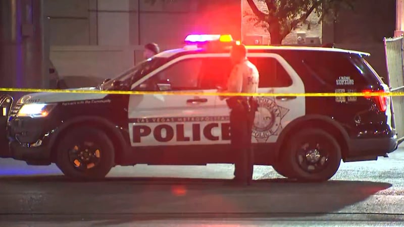 Un peatón falleció tras un accidente el jueves por la noche en South Decatur Boulevard y...