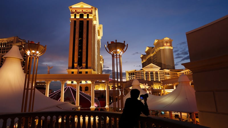 El multimillonario radicado en Houston, Tilman Fertitta, planea adquirir Caesars Entertainment...