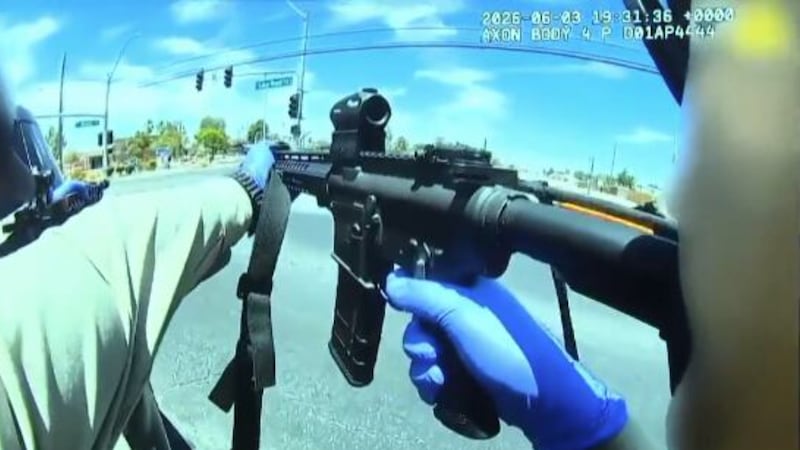 La policía informa que el sospechoso disparó nueve veces contra vehículos que pasaban cerca de...