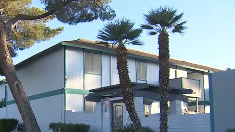 Un hombre de unos 40 años y tantos falleció después de que, según la policía de Las Vegas, su...