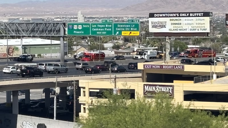 El tráfico en dirección norte de la Interestatal 11 está cerrado a la altura de Las Vegas...