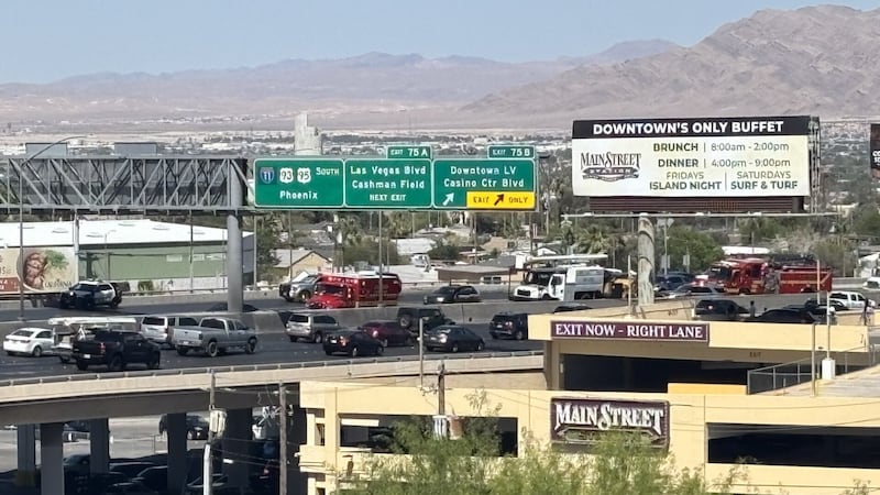 El tráfico en dirección norte de la Interestatal 11 está cerrado a la altura de Las Vegas...
