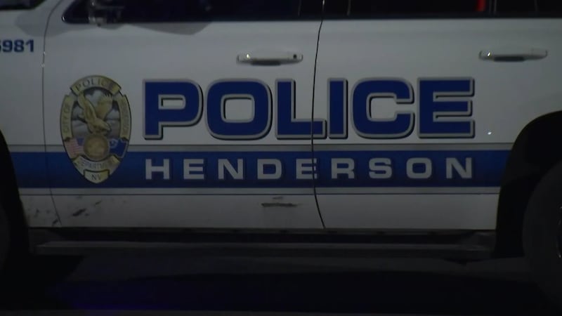 La policía de Henderson acudió el lunes por la noche al lugar de una situación de...