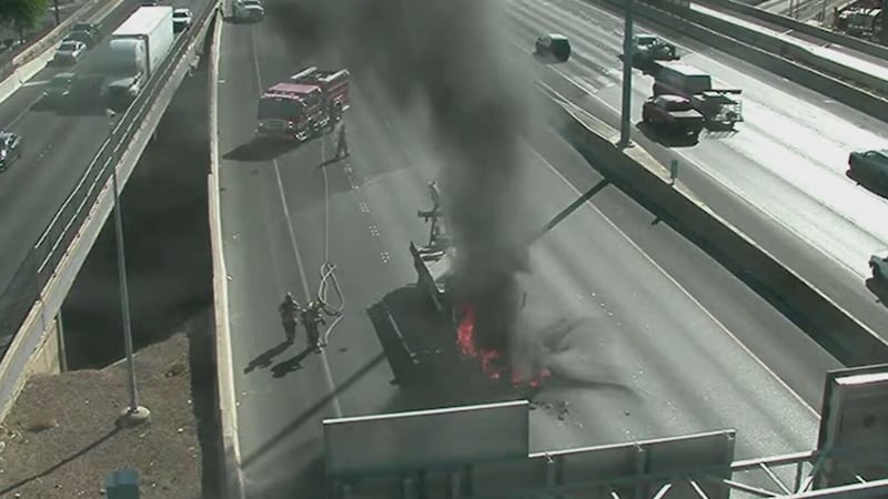 Los bomberos de Las Vegas están acudiendo a atender un camión que bloquea varios carriles en...