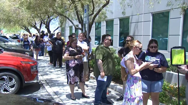 Decenas de clientes de NV Energy, incluidas muchas personas mayores, tuvieron que esperar a la...
