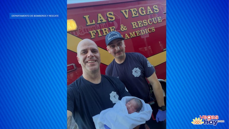 Los bomberos ayudan a una madre en trabajo de parto, cortan el cordón umbilical y trasladan a...