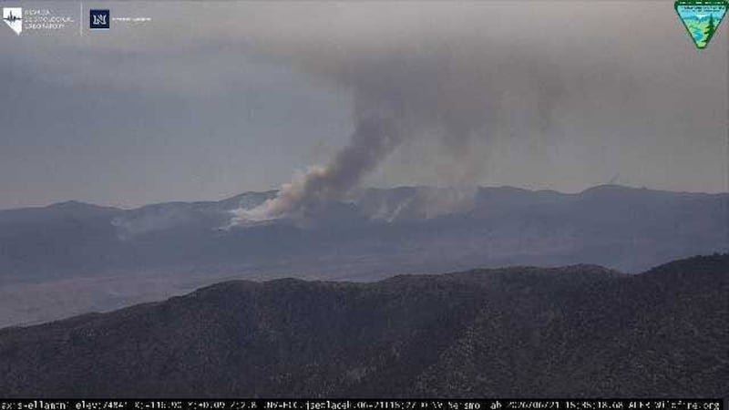 Bomberos forestales de diversas agencias continúan las labores de extinción de los incendios...
