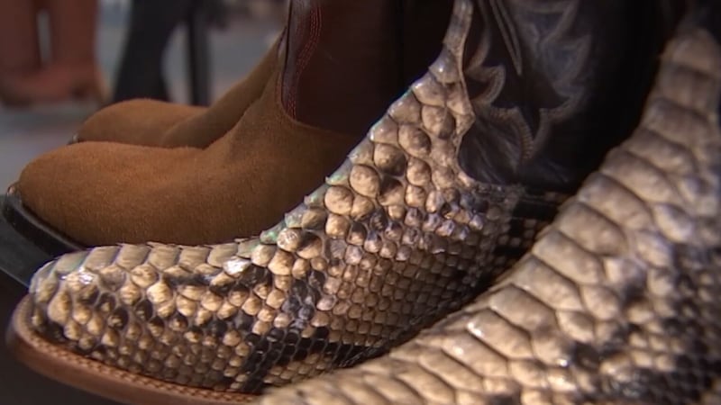 Las botas de vaquero hechas a mano fueron en su día un elemento imprescindible de la vida en...
