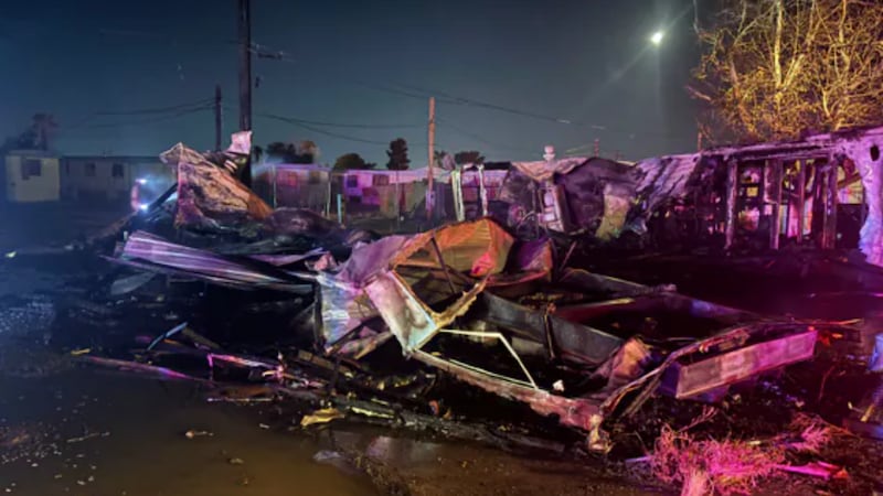Equipos de emergencia acudieron a un incendio de casas móviles que dañó cuatro unidades...