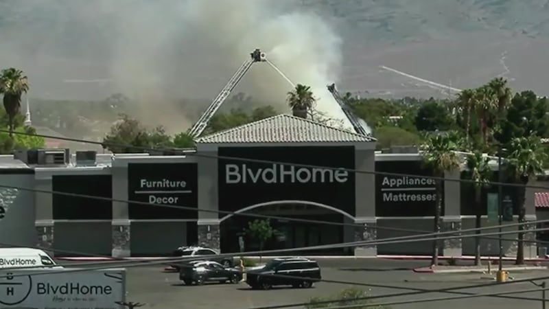 Las cuadrillas de Las Vegas Fire & Rescue acudieron a un incendio residencial la mañana del...