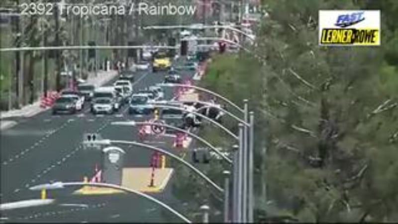 La policía de Las Vegas investiga una colisión múltiple ocurrida cerca de West Tropicana...